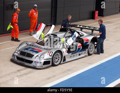 Una Mercedes CLK GTR internazionale in pit lane a Silverstone, durante il 90's GT Legends display a Silverstone Classic Foto Stock