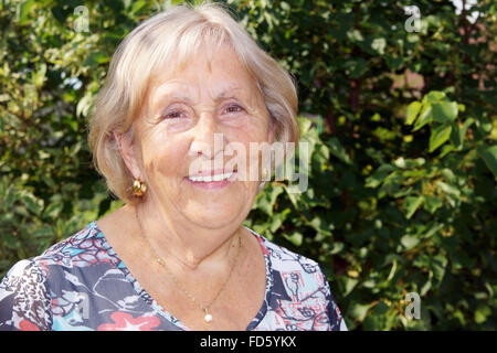 Ritratti di felice senior donna al di fuori Foto Stock