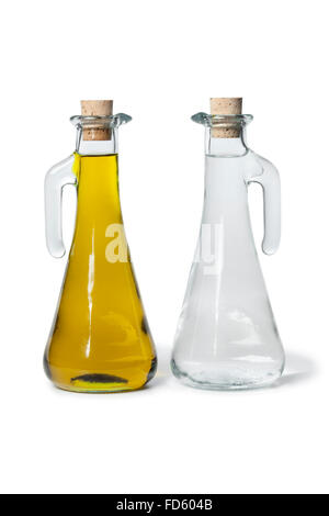 Coppia di olio e aceto bottiglie su sfondo bianco Foto Stock