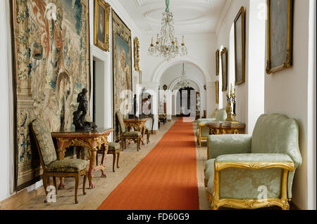 Arazzo arazzi con mobili antichi e tappeti rossi delle guide di scorrimento nel corridoio di Schloss Fasanerie vicino a Fulda in Germania Foto Stock