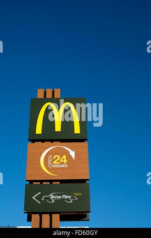 McDonald's 24 ore Drive-Thru segni, Stratford-upon-Avon, Regno Unito Foto Stock