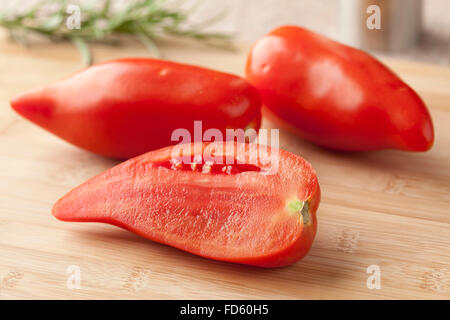 Intero e metà Cornue fresca des Andes pomodori Foto Stock