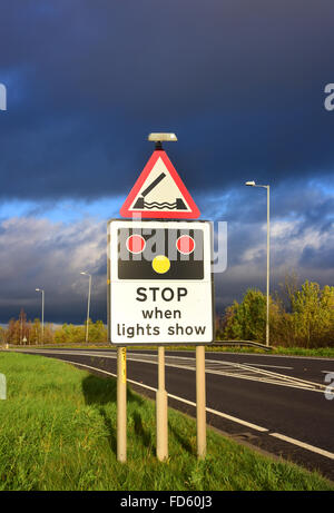 Segnale di avvertimento di Selby swingbridge attraversando il fiume Ouse avanti Yorkshire Regno Unito Foto Stock