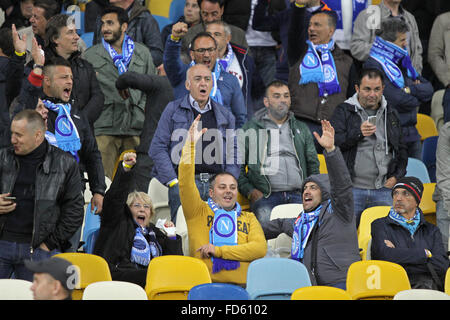 Kiev, Ucraina - 14 Maggio 2015: SSC Napoli sostenitori mostrano il loro sostegno durante la UEFA Europa League semifinale partita contro il Dnipro un Foto Stock