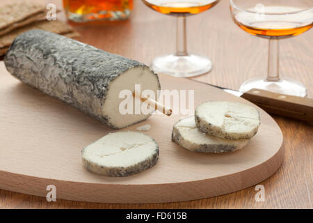 Fresh Sainte-Maure de Touraine e una fetta Foto Stock