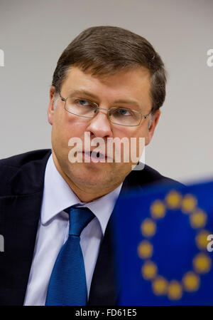 Praga, Repubblica Ceca. 28 gen, 2016. Il Commissario europeo per l'Euro e il dialogo sociale Valdis Dombrovskis incontra media a Praga, Repubblica ceca, 28 gennaio 2016. © Vit Simanek/CTK foto/Alamy Live News Foto Stock