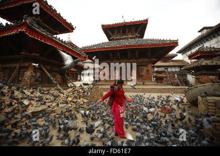 Kathmandu, Nepal. 28 gen, 2016. Una donna Nepalese alimenta piccioni in Hanuman Dhoka Square, Kathmandu, Nepal . Il Durbar Square è un'attrazione turistica più popolare e viene elencato nel sito patrimonio mondiale dell'UNESCO. © Skanda Gautam/ZUMA filo/Alamy Live News Foto Stock