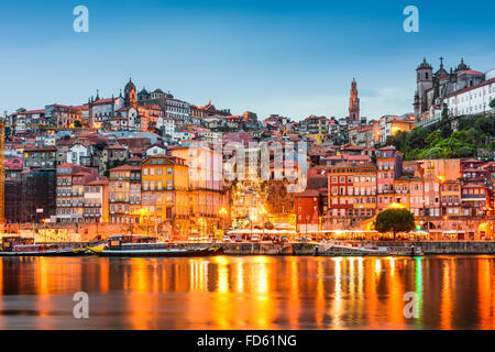 Porto, Portogallo città vecchia skyline di tutto il fiume Douro. Foto Stock