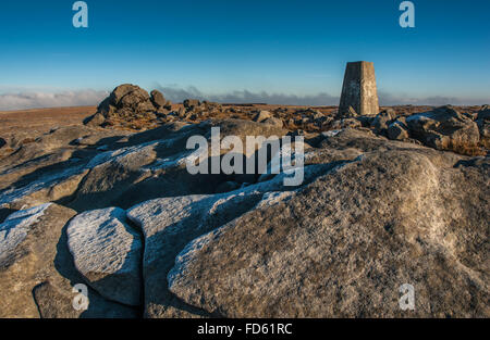 Plateau Sommitale e trigpoint sul reparto in pietra Bowland Foto Stock