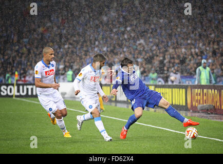 Kiev, Ucraina - 14 Maggio 2015: Yevhen Konoplyanka di FC Dnipro (R) combatte per una sfera con Lorenzo Insigne e Gokhan Inler di SSC Foto Stock