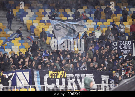 Kiev, Ucraina - 14 Maggio 2015: SSC Napoli sostenitori mostrano il loro sostegno durante la UEFA Europa League semifinale partita contro il Dnipro un Foto Stock
