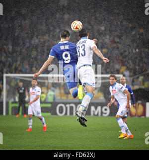 Kiev, Ucraina - 14 Maggio 2015: Nikola Kalinic di FC Dnipro (L) combatte per una sfera con Raul Albiol di SSC Napoli durante il loro UEFA Foto Stock