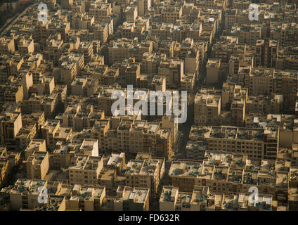 Vista della città dalla cima della torre di Milad, distretto centrale, Teheran, Iran Foto Stock