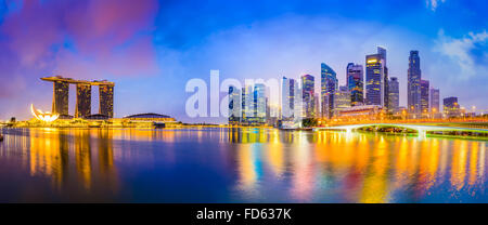 Lo skyline di Singapore presso la baia. Foto Stock