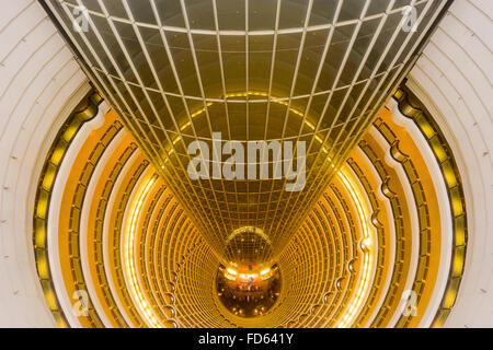 Il Grand Hyatt Shanghai visto dalla cima della atrium in Cina a Shanghai. Foto Stock