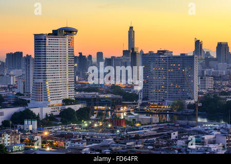 Bangkok, Thailandia skyline sul Fiume Chao Phraya. Foto Stock