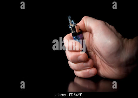 Scintille a mano un accendino. Foto Stock