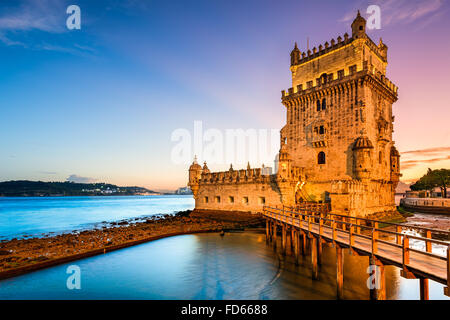 Lisbona, Portogallo presso la Torre di Belem sul fiume Tago. Foto Stock