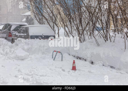 Odessa, Ucraina - 18 Gennaio 2016: un potente ciclone, tempesta, neve pesante paralizzato la città. Inverno problemi con l'auto. Strada Foto Stock