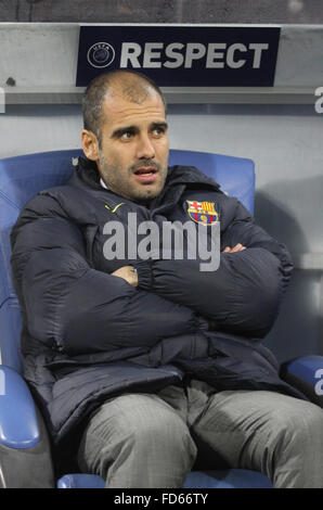 Capo allenatore del FC Barcelona Josep Guardiola guarda su durante la UEFA Champions League football match contro la Dinamo Kiev Foto Stock