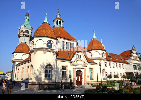 SOPOT, Polonia - 26 luglio 2012: storico edificio balneologia e il vecchio Faro di Sopot, Polonia Foto Stock