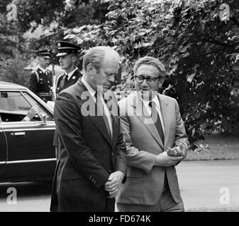 Gerald Ford e Henry Kissinger. Presidente Gerald Ford e dal segretario di Stato Dr Henry Kissinger sui terreni della Casa Bianca a Washington DC, Agosto 1974 Foto Stock