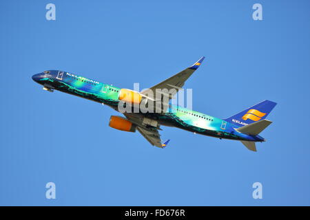 Icelandair Boeing 757-200WL TF-FIU in Hekla Aurora livrea tenendo fuori all'Aeroporto Heathrow di Londra, Regno Unito Foto Stock