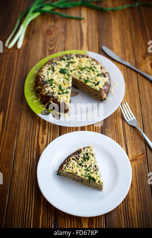 Torta di fegato con formaggio ed erbe aromatiche Foto Stock