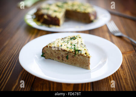 Torta di fegato con formaggio ed erbe aromatiche Foto Stock