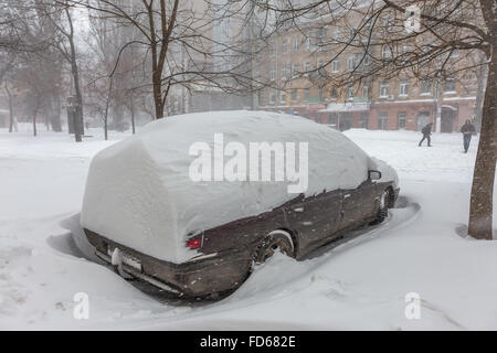Odessa, Ucraina - 18 Gennaio 2016: un potente ciclone, tempesta, neve pesante paralizzato la città. Inverno problemi con l'auto. Strada Foto Stock
