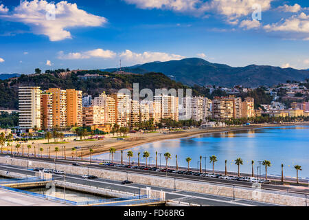 Malaga, Spagna resort skyline a spiaggia Malagueta. Foto Stock