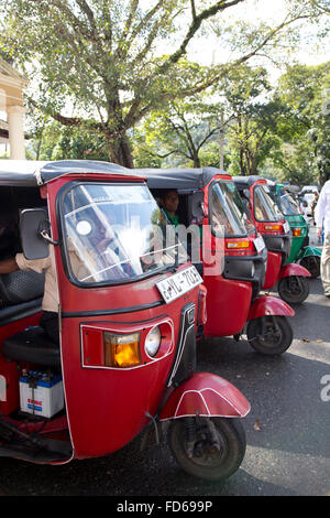 Tuk Tuks parcheggiato Sri Lanka Foto Stock