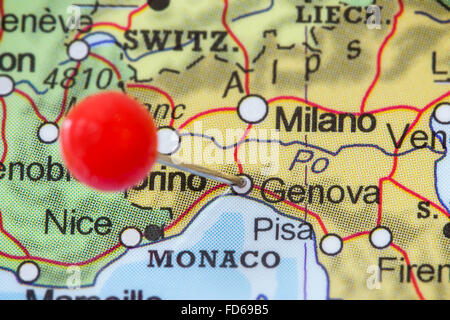 Close-up di una puntina rossa in una mappa di Genova (Genova). Foto Stock
