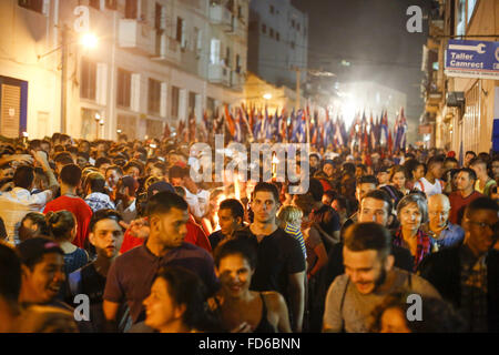 L'Avana, Havana, Cuba. 27 gennaio, 2016. L'Avana, Cuba ''" ogni anno la notte del gennaio 27th, migliaia di studenti universitari in Havana line up sulle strade e marzo con fiaccole ardenti dall Avana università verso il famoso lungomare Malecon a riconoscere ed onorare la nascita anniversario del loro eroe nazionale che ha lottato per l indipendenza cubana, José Martí. Questo anno il mese di marzo è stato dedicato al 163º anniversario della nascita di José Martí, il novantesimo compleanno dell ex presidente cubano Fidel Castro, il Settimo congresso del Partito comunista cubano e il cinquantesimo anniversario Foto Stock