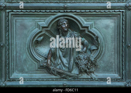 Giuditta con la testa di Holophernes. Dettaglio della principale porta di bronzo del Duomo di Milano a Milano, Italia. La porta di bronzo è stato progettato da scultore italiano Ludovico Pogliaghi nel 1894-1908. Foto Stock