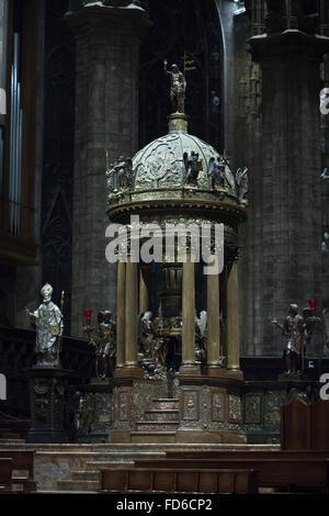 Ciborio progettato dal manierismo italiano architetto Pellegrino Tibaldi per il presbiterio del Duomo di Milano a Milano, lombardia, italia. Foto Stock