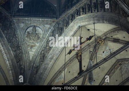 Crocifisso sopra l'altare maggiore del Duomo di Milano a Milano, lombardia, italia. Foto Stock