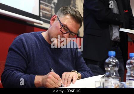 Gdansk, Polonia 28th, Gennaio 2016 Dariusz Michalczewski soddisfa le ventole per promuovere il suo libro Tiger bez cenzuryin Gdansk . Dariusz Michalczewski Tiger è un polacco e tedesco boxer, ex campione del mondo WBO professionale, WBA, IBF, dilettanti europeo. Michalczewski era imbattuto per un periodo di dodici anni a. Credito: Michal Fludra/Alamy Live News Foto Stock