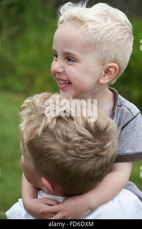 Due ragazzi piccoli giocare e divertirsi Foto Stock