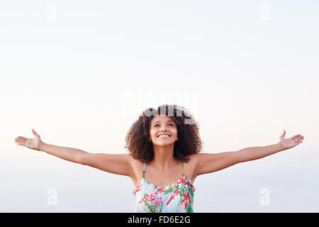 Donna felice che esprimono la libertà all'aperto Foto Stock