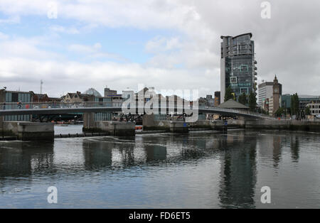 Vista sul fiume Lagan Belfast a Lagan Weir. Il moderno edificio è la barca (uffici e appartamenti); a destra di essa Foto Stock