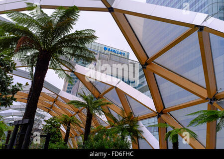 Vista della Barclays Bank uffici dal giardino sul tetto al posto Crossrail, Canary Wharf, London REGNO UNITO Foto Stock