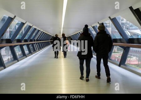 Passerella pubblica al posto Crossrail, Canary Wharf, Londra. Foto Stock