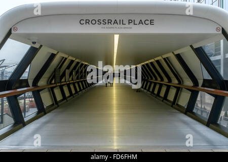 Passerella pubblica al posto Crossrail, Canary Wharf, Londra. Foto Stock