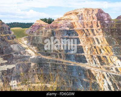 Livelli terrazzati e strade di accesso della miniera a cielo aperto box presso il Berkeley Pit, Butte, MT. Foto Stock