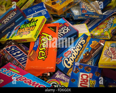 Confezioni di caramelle , Candy Bin Display, Smith ha un negozio di alimentari, Great Falls, Montana, USA Foto Stock