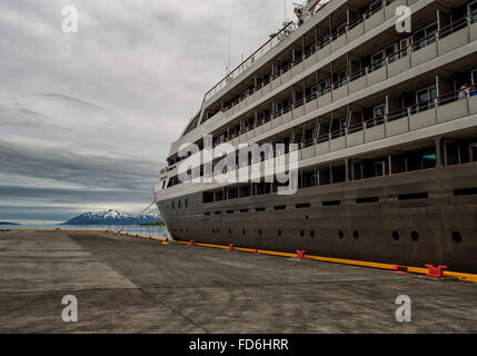 Akureyri, Nord Islanda Islanda. 1 agosto, 2015. Il francese Compagnie du Ponant lussuosa nave da crociera Le Boreal ormeggiata nel porto di nordest di Akureyri, Islanda il secondo più grande area urbana nel fiordo Eyjafjordur. È un importante centro di pesca dove il turismo è diventato un settore in crescita dell'economia. © Arnold Drapkin/ZUMA filo/Alamy Live News Foto Stock