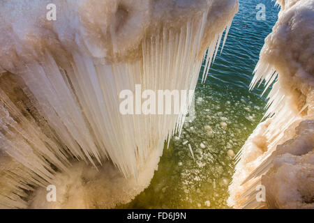 Ghiaccioli formata da spruzzare del lago Michigan onde si infrangono in, Rosy Tumulo Area naturale nei pressi di Grand Haven, Michigan, Stati Uniti d'America Foto Stock