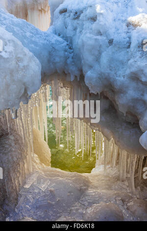 Ghiaccioli formata da spruzzare del lago Michigan onde si infrangono in, Rosy Tumulo Area naturale nei pressi di Grand Haven, Michigan, Stati Uniti d'America Foto Stock