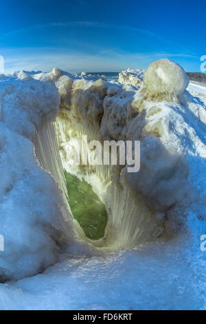 Ghiaccioli formata da spruzzare del lago Michigan onde si infrangono in, Rosy Tumulo Area naturale nei pressi di Grand Haven, Michigan, Stati Uniti d'America Foto Stock